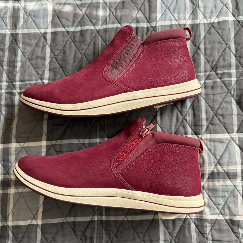 Clarks NWOB  Cloudsteppers Breeze Clover Burgundy Slip-On Booties Floor Sample